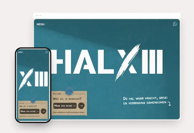 Homepage van Hall XIII met het grote HAL XIII-logo op een blauwe wand en de intakekaart 'Wat wil je bereiken?', getoond in browser- en telefoonweergave